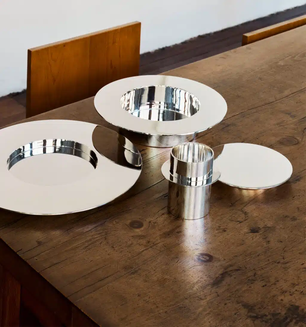 Assiette à dîner, assiette creuse et petite assiette à pain de la collection Dinner Service par DOnald Judd